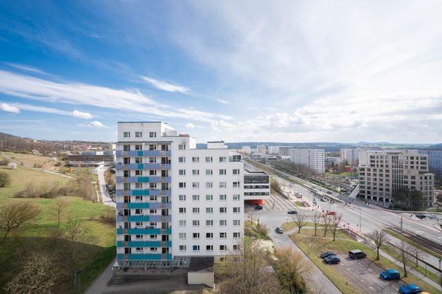 Drohnenaufnahme eines Mehrfamilienhauses