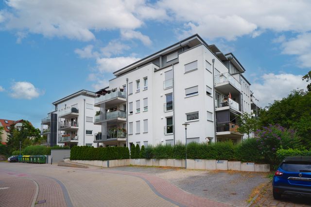 Mehrfamilienhaus mit Parkplatz